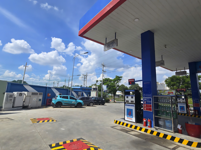 Hệ thống điện năng lượng mặt trời áp mái và hệ thống lưu trữ điện năng tích hợp GRES tại CHXD Phú Hữu cung cấp nguồn điện cho trạm sạc xe ô tô điện.