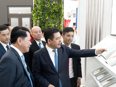 Ông Vũ Văn Thanh, Tổng giám đốc Tập đoàn Hoa Sen giới thiệu với Bộ trưởng Nguyễn Hồng Diên (ở giữa) sản phẩm Hoa Sen Mag Shield