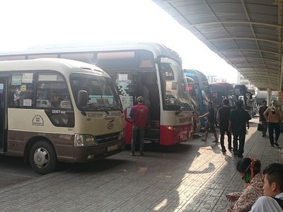 Mặc dù giá xăng dầu giảm sâu nhưng các doanh nghiệp vận tải vẫn chưa có động thái điều chỉnh giá cước. Ảnh minh họa. Ảnh: H.V