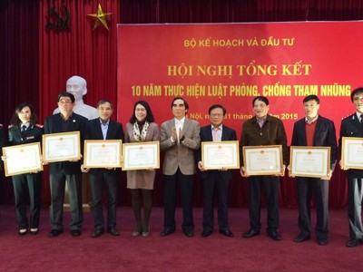 Thứ trưởng Bộ Kế hoạch và Đầu tư Nguyễn Văn Trung trao bằng khen của Bộ trưởng cho tập thể, cá nhân có thành tích xuất sắc trong công tác Phòng, chống tham nhũng