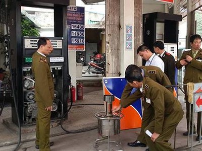 Nhà chức trách kiểm tra cây xăng trên đường Trần Khát Chân. Ảnh: Sơn Dương