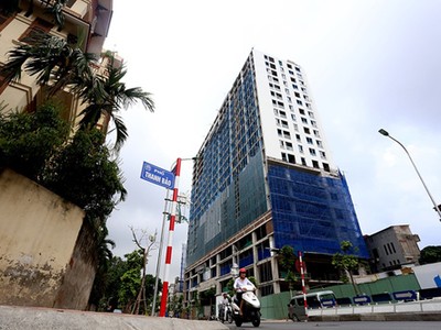 Thanh tra TP Hà Nội đã kiến nghị xử lý nhiều tập thể, cá nhân liên quan đến sai phạm trật tự xây dựng tại 8B Lê Trực. Ảnh: Nhật Quang.