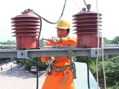 Công nhân điện lực Vĩnh Long đang kiểm tra hệ thống lưới điện. Ảnh: Tú Uyên (thanhnien.vn)