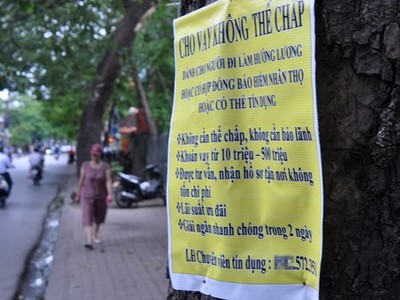 Nhiều tờ rơi cho vay vốn tiêu dùng không tín chấp bao vây công nhân, sinh viên cuối năm.