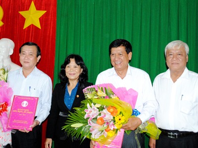 Ông Phan Văn Nhiều (ngoài cùng bên trái)