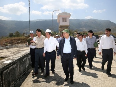 Phó Thủ tướng Nguyễn Xuân Phúc thị sát hồ thủy lợi Sông Sắt lớn nhất tỉnh Ninh Thuận với mực nước đang giảm mạnh do hạn hán (Ảnh: VGP)