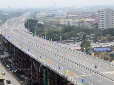 Cầu vượt nút giao thông trung tâm quận Long Biên