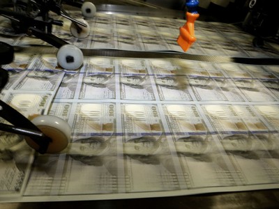 Tỷ giá trung tâm ngày 2/3 giảm 2 đồng/USD, giá vàng giảm 110.000 đồng/lượng