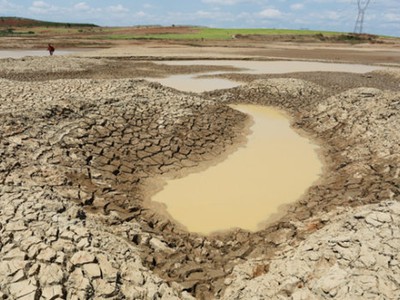 Hồ Ea H'Rar 1 (xã Ea Tul, huyện Cư M'Gar, Đắk Lắk) cạn trơ đáy. Ảnh Tuổi trẻ