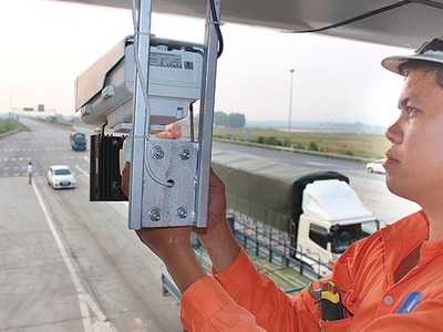 Hệ thống camera đã được lắp đặt và sẵn sàng để "phạt nguội" vi phạm ATGT trên tuyến cao tốc Nội Bài - Lào Cai (đoạn Nội Bài - Phú Thọ) - Ảnh: Trần Duy