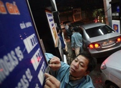 Các doanh nghiệp nhập khẩu đầu mối xăng dầu được hoàn thuế hơn 3.500 tỷ đồng, trong khi người dân vẫn phải chấp nhận giá xăng cao