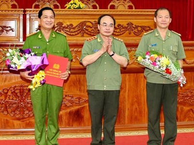 Thượng tướng Bùi Quang Bền, Thứ trưởng Bộ Công an trao các Quyết định của Bộ trưởng Bộ Công an cho Đại tá Nguyễn Hải Sơn (phải) và Đại tá Phan Hoàng Lắm (trái)