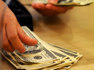 Tỷ giá trung tâm ngày 29/3 giảm 2 đồng/USD, giá vàng tiếp tục rơi