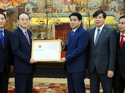 Chủ tịch UBND TP Nguyễn Đức Chung trao giấy chứng nhận đăng ký đầu tư cho Tổng giám đốc Tổ hợp Samsung Việt Nam