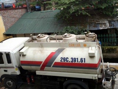 Xe vận chuyển 8.815 lít chất lỏng, nghi là xăng, không có hóa đơn, chứng từ kèm theo bị bắt giữ. (Ảnh: Dân trí)