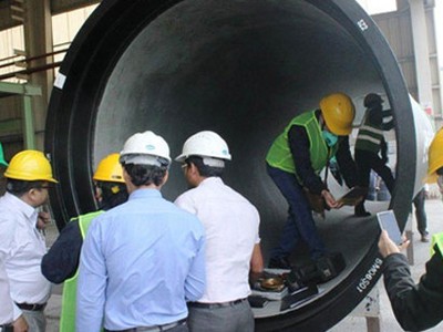 Đoàn chuyên gia của Viwasupco kiểm tra cơ sở sản xuất của Jindal Saw tại Abu Dhabi. (Ảnh: Internet)