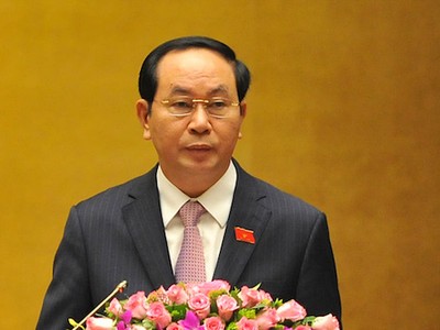 Chủ tịch nước Trần Đại Quang đọc tờ trình. Ảnh: Giang Huy