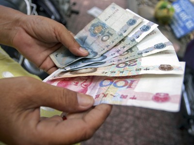 Tỷ giá trung tâm ngày 8/4 giảm 6 đồng/USD, giá vàng tăng nhẹ