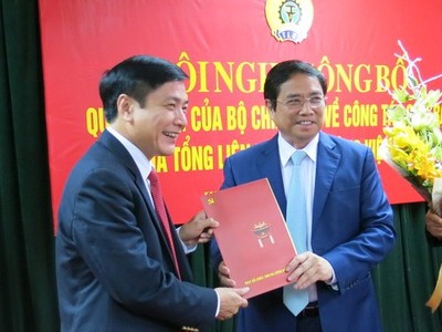 Đồng chí Phạm Minh Chính trao Quyết định cho đồng chí Bùi Văn Cường.