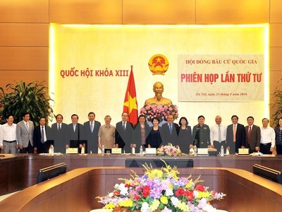 Các thành viên Hội đồng Bầu cử Quốc gia chụp ảnh chung tại phiên họp. (Ảnh: Trọng Đức/TTXVN)