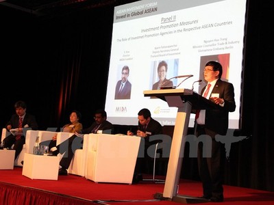 Tham tán Công sứ Nguyễn Hữu Tráng trình bày về công tác xúc tiến đầu tư tại Hội thảo. (Ảnh: Mạnh Hùng/Vietnam+)