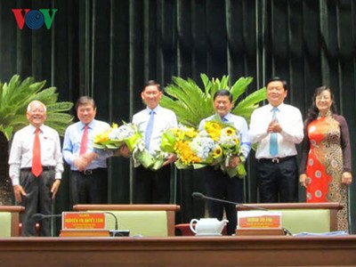 Ông Đinh La Thăng tặng hoa chúc mừng 2 Phó Chủ tịch mới