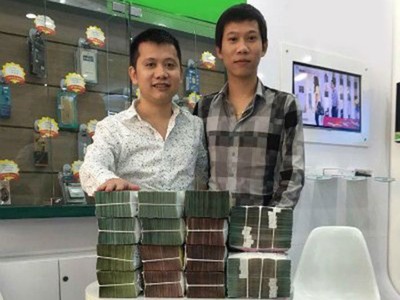 Ông Đỗ Trọng Hiếu (bên trái) giao dịch với ông Nguyễn Tiến Chiến.