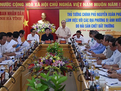 Thủ tướng Chính phủ Nguyễn Xuân Phúc làm việc với các địa phương bị ảnh hưởng do hiện tượng hải sản chết bất thường. Ảnh:VGP/Quang Hiếu