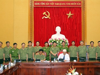 Ký hợp đồng mua bán tài sản gắn liền với đất của Đại học Hà Hoa Tiên. Ảnh MPS