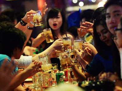 Người Việt vẫn uống bia dù thuế đăng cao (ảnh minh họa)