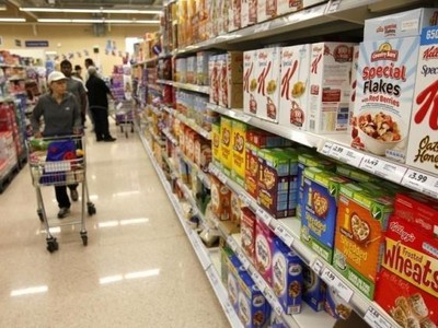 Người dân Anh mua sắm tại siêu thị ở London. (Nguồn: Reuters)