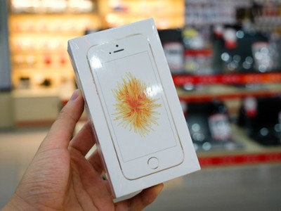 Cảnh cháy hàng, chen chúc mua trong ngày đầu mở bán không xảy ra với iPhone SE như các thế hệ iPhone đời trước.