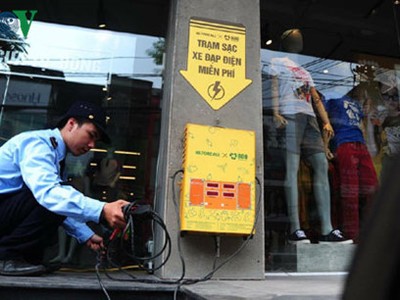 Những trạm sạc miễn phí dành cho xe đạp điện được lắp đặt tại 3 địa chỉ: 133 Thái Hà, 18 Điện Biên Phủ và 308 Bà Triệu. 