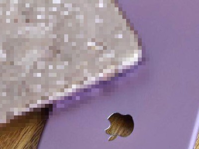 Thay vì màu vàng, hồng hay xám và bạc quen thuộc, bộ khung vỏ kim loại được cho của iPhone 7 còn có thêm màu tím. Trước kia, chỉ có máy nghe nhạc iPod Nano mới sở hữu màu sắc này.