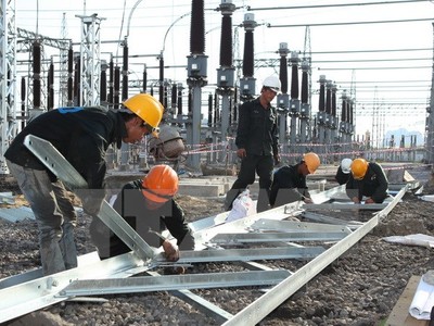 Công nhân Công ty Cổ phần Lắp máy (INCO) lắp đặt thiết bị xuất tuyến tại trạm biếp áp nhà máy nhiệt điện Cẩm Phả. (Ảnh: Ngọc Hà/TTXVN)