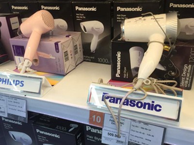 Hàng hóa nước ngoài xuất hiện tràn ngập tại các siêu thị.