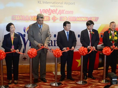 Phó thủ tướng Trịnh Đình Dũng và các quan chức cao cấp thực hiện nghi thức cắt băng khai trương đường bay mới của Vietjet