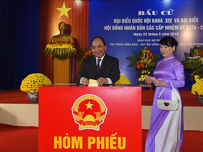 Thủ tướng Nguyễn Xuân Phúc và phu nhân bỏ phiếu bầu cử. Ảnh VGP/ Quang Hiếu