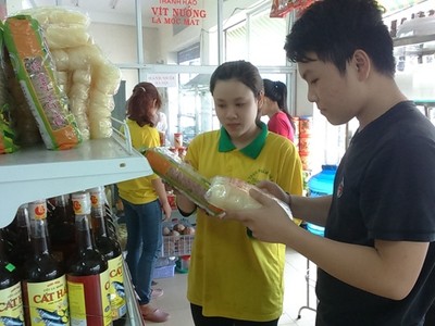 Người tiêu dùng chọn hàng trong siêu thị (Ảnh: Quang Huy)