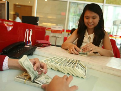 Ngày 21/6, tỷ giá trung tâm giảm 15 đồng/USD, giá vàng duy trì đà tăng