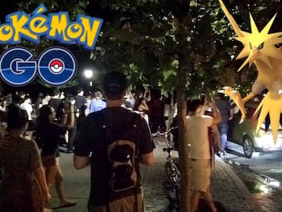 Hàng trăm người cùng hội về một điểm trong Công viên Trung tâm để "săn" một Pokemon hiếm.