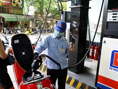 Cách tính thuế nhập khẩu đối với mặt hàng xăng dầu hiện nay giúp các doanh nghiệp kinh doanh xăng dầu đầu mối thu lợi lớn mỗi ngày