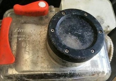 Lớp vỏ chống nước của máy ảnh đã bị trầy xước nhiều, nhưng chiếc máy ảnh bên trong vẫn hoạt động bình thường