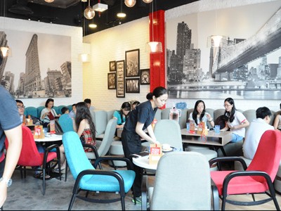 Thời kỳ đầu chuỗi cửa hàng này khá hút khách. Ảnh: NYDC.