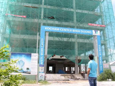 Tòa nhà Kocham Bình Dương đã được xây tới tầng thứ 8 (ảnh chụp ngày 31-7) - Ảnh: ĐÌNH TRỌNG