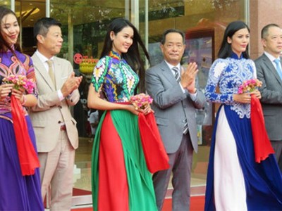 Ông Shigeru Kimoto – Chủ tịch công ty Takashimaya (thứ 4 từ trái sang) tham dự lễ khai trương trung tâm mua sắm tại TP HCM ngày 31/7.