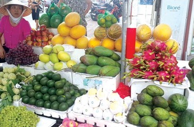 Nhiều trái cây Trung Quốc được bày bán tràn lan tại các sạp ở chợ Hàng Da (Hà Nội). Ảnh: Ngọc Mai.