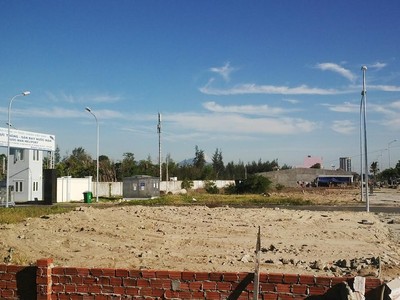 Hình ảnh khu đất biệt thự nằm sát sân bay Nước Mặn đã được nhiều người Trung Quốc núp bóng mua gom để đầu tư xây nhà hàng khách sạn.