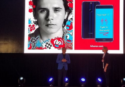 Brooklyn Beckham là gương mặt quảng bá smartphone Honor 8 của Huawei.