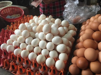 Trứng gà ta giá rẻ được bán tràn lan ở chợ Hà Nội